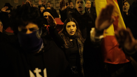 Imagen de archivo de Isabel Peralta durante una manifestación de la Falange Española frente a la sede del PSOE en Ferraz, Madrid, a 9 de febrero de 2024. Imagen de archivo de Isabel Peralta durante una manifestación de la Falange Española frente a la sede del PSOE en Ferraz, Madrid, a 9 de febrero de 2024.