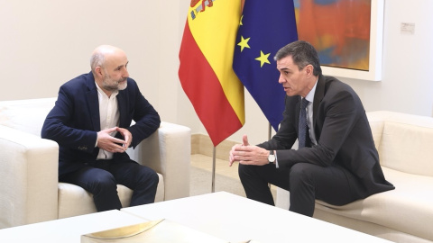 El diputado del BNG, Néstor Rego, y el presidente del Gobierno, Pedro Sánchez, el pasado 13 de marzo en La Moncloa. El diputado del BNG, Néstor Rego, y el presidente del Gobierno, Pedro Sánchez, el pasado 13 de marzo en La Moncloa.