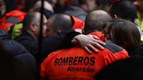 ALCORCÓN (CA MADRID), 03/04/2025.- Minuto de silencio guardado a las puertas del Ayuntamiento de Alcorcón por los dos bomberos fallecidos ayer en el incendio de un garaje subterráneo en el barrio de Las Retamas, en Alcorcón. EFE/ Rodrigo Jimenez ALCORCÓN (CA MADRID), 03/04/2025.- Minuto de silencio guardado a las puertas del Ayuntamiento de Alcorcón por los dos bomberos fallecidos ayer en el incendio de un garaje subterráneo en el barrio de Las Retamas, en Alcorcón. EFE/ Rodrigo Jimenez