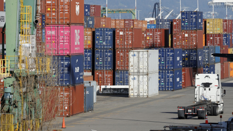 Contenedores en el Puerto de Oakland (California, EEUU). Contenedores en el Puerto de Oakland (California, EEUU).