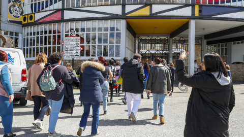 Trabajadoras de Sargadelos, el jueves por la mañana a la entrada de la fábrica.