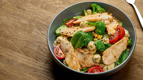 Imagen de una ensalada de pollo y brócoli. Imagen de una ensalada de pollo y brócoli.