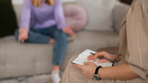 Una consulta terapéutica entre paciente y especialista.