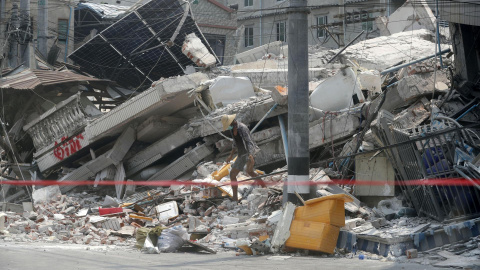 Un hombre camina entre los escombros tras un terremoto en Mandalay, Myanmar (Birmania), el 3 de abril de 2025. Un hombre camina entre los escombros tras un terremoto en Mandalay, Myanmar (Birmania), el 3 de abril de 2025.