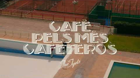 ☕️ NOU ÀLBUM "CAFÈ PELS MÉS CAFETEROS" JA DISPONIBLE A TOTES LES PLATAFORMES ☕️

➡️Follow The Tyets:
Spotify: https://open.spotify.com/artist/6I63R76ouyFvUIwPggQxxT?si=Nm36f2rOSMSEVKNGC6assQ
Instagram: ​⁠ https://www.instagram.com/thetyets/
Twitter: https://x.com/thetyets
Tik Tok:  https://www.tiktok.com/@thetyets?lang=es

Visualizer per Cristina Tomás

Lletra:

Són les 12 del migdia i fa un sol espatarrant
La cervesa i la sangria i el technito sonant
I només falta, que tu vinguis amb els col·legues a la farra
Que toca vermutet

Palmeritas, un cochazo i un temazo del mil
Passem pel 7Eleven com a Miami Beach
Amb les finestres baixades i amb camisa de fil
M’hi podria acostumar, ja t’ho dic
Cafè pels més cafeteros
Cafè, cafè pels més cafeteros

I unes ulleres de ravero,
El brilli brilli al coll
I una cadenita de acero
Avui punxa Carl Cox
I després punxarà Kastelo
Un technito cabrón
I seguit un bon bolero
Cafè pels cafeteros

Ja tocava, una miqueta de farruta tocava
Un brunchito amb els meus tetes tocava
Un bailoteo sota el sol, ja tocava
Ja tocava

Palmeritas, un cochazo i un temazo del mil
Passem pel 7Eleven com a Miami Beach
Amb les finestres baixades i amb la cami dels HEAT
M’hi podria acostumar...

Cafè pels més cafeteros
Cafè, cafè pels més cafeteros

I em cunde fort,
Un frapuccino a la piscina a ple juliol
Hem descobert la bona vida i no m’hi mous
Quina sort
I quina sort

Què collons Miami ni que Florida Beach
Plataners i palmeritas i un temazo del mil
Amb les finestres baixades i la cami dels HEAT
M’hi podria acostumar, ja t’ho dic

Cafè pels més cafeteros

Cafè, cafè pels més cafeteros

Cafè, cafè pels cafeteros

Luup Records, 2025