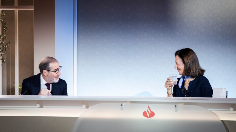 La presidenta del Banco Santander, Ana Botín (d), y el consejero delegado. Héctor Grisi (i), durante la junta de accionistas, celebrada únicamente en formato 'online'. La presidenta del Banco Santander, Ana Botín (d), y el consejero delegado. Héctor Grisi (i), durante la junta de accionistas, celebrada únicamente en formato 'online'.
