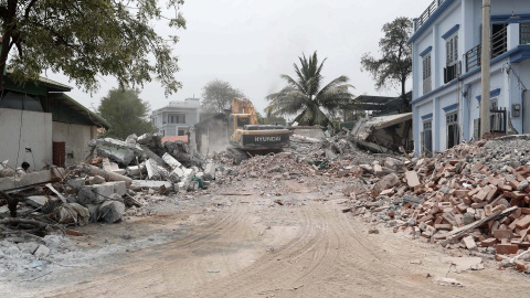 bf5f19c01f91fb3b193c784e041d27e73c26194bw Un hombre en una excavadora retira los escombros de las estructuras dañadas por el reciente terremoto en Tada-U, Mandalay, Myanmar, el 4 de abril de 2025.