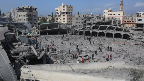 EuropaPress_6624828_04_april_2025_palestinian_territories_gaza_palestinians_try_to_salvage_some Palestinos intentan rescatar algunos objetos en el patio devastado de una escuela, en el barrio de al-Tuffah de la ciudad de Gaza, el 4 de abril de 2025.