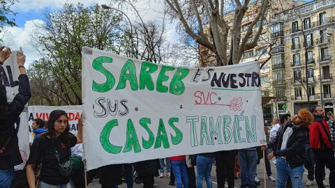 IMG_20250405_120201 Manifestantes sujetando una pancarta durante la manifestación por la vivienda este sábado 5 de abril, en Madrid.