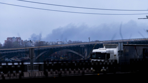 EuropaPress_6628017_06_april_2025_ukraine_kiev_smoke_rises_after_russian_missile_attack_on_the Imagen de una columna de humo tras el ataque con misiles rusos contra la capital ucraniana.