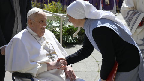 c67598d66d8e60273dfc756a5ebc7ab0fcd350caw El papa Francisco saluda a una monja antes de presentarse en persona ante los fieles en la Plaza de San Pedro.