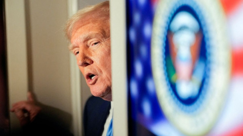 El presidente de Estados Unidos, Donald Trump, habla con miembros de la prensa a bordo del Air Force One, a 6 de abril de 2025.