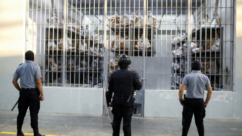 Policías hacen guardia cerca de una cárcel con reclusos, durante una gira de prensa en el Centro de Internamiento del Terrorismo (CECOT), en Tecoluca, (El Salvador), el 4 de abril de 2025.