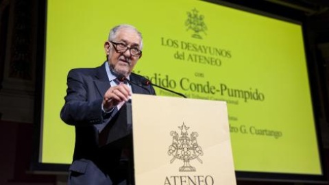 El presidente del Constitucional, Cándido Conde-Pumpido, durante su conferencia y posterior entrevista en el Ateneo de Madrid.