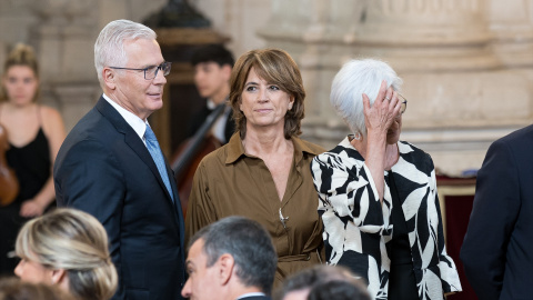 EuropaPress_6041830_exfiscal_general_estado_dolores_delgado_juez_baltasar_garzon_imposicion (Foto de ARCHIVO)La exfiscal general del Estado, Dolores Delgado (c), y el juez Baltasar Garzón (i) durante la imposición de condecoraciones con ocasión del X aniversario de la Proclamación de Su Majestad el Rey, en el Palacio Real, a 19 de junio de 2024, en Madrid (España). El Rey Felipe VI conmemora sus diez años en el trono con un acto en el Palacio Real en el que se condecora a 19 españoles por sus servicios a los demás con la orden del Mérito Civil.Diego Radamés / Europa Press19 JUNIO 2024;ANIVERSARIO;CONDECORACIONES;PROCLAMACIÓN;REY19/6/2024