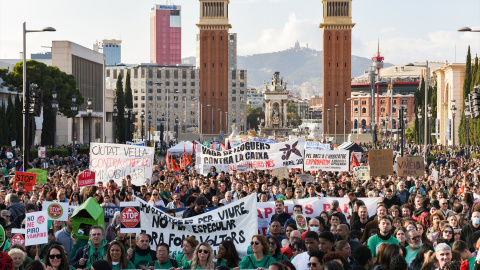 Cientos de personas durante una manifestación por la vivienda con el lema 'Abaixem el lloguer', en Barcelona.