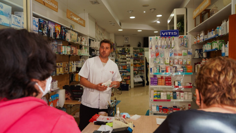 Varias personas hacen cola en un farmacia, a 5 de noviembre de 2024 Varias personas hacen cola en un farmacia, a 5 de noviembre de 2024.