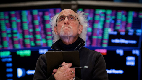 Un trabajador revisa el avance de los valores en la Bolsa de Nueva York.