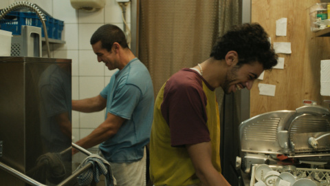 Mario Casas e Ilyass El Ouahdani en una escena de la película 'Muy lejos'. Mario Casas e Ilyass El Ouahdani en una escena de la película 'Muy lejos'.