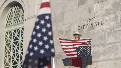 Imagen de archivo de una manifestante del movimiento 'Hands Off' en el Capitolio (Los Ángeles). Imagen de archivo de una manifestante del movimiento 'Hands Off' en el Capitolio (Los Ángeles).
