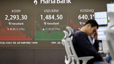 Un comerciante de divisas en un banco de Seúl, en Corea del Sur, a 9 de abril de 2025. Un comerciante de divisas en un banco de Seúl, en Corea del Sur, a 9 de abril de 2025.