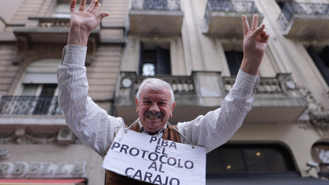 Marcha jubilados Buenos Aires Una persona se manifiesta durante una marcha en la plaza del congreso en Buenos Aires