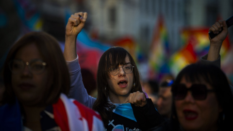 Decenas de personas durante una manifestación para denunciar los ataques a la comunidad trans a nivel internacional, desde la Plaza Pedro Zerolo hasta la Plaza de Callao, a 29 de marzo de 2025, en Madrid (España). (Decenas de personas durante una manifestación para denunciar los ataques a la comunidad trans a nivel internacional, desde la Plaza Pedro Zerolo hasta la Plaza de Callao, a 29 de marzo de 2025, en Madrid (España).