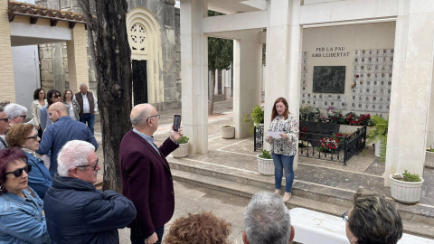 Acto organizado por PSOE Alzira en homenaje a las víctimas de la represión franquista junto al  Fossar d'Alzira, a 1 de mayo de 2024.