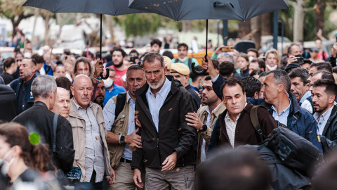 Felipe VI, durante su visita a una zona afectada por la DANA.