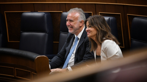 La ministra de Juventud e Infancia, Sira Rego y el ministro de Política Territorial, Ángel Víctor Torres, durante una sesión plenaria en el Congreso de los Diputados, a 10 de abril de 2025.