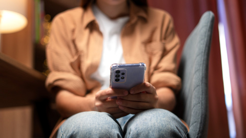 2150171386 Una mujer con su teléfono móvil.