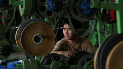 Un trabajador de una fábrica de la ciudad china de Shaoxing.
