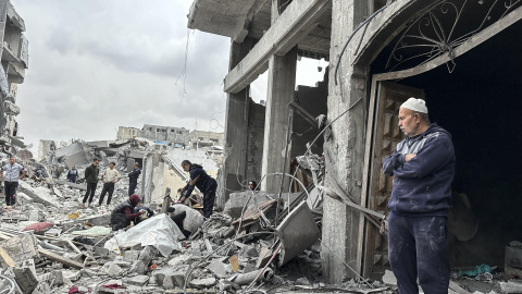 cf41591d91263e09ec46597bc1f960cafa6aa5f6w Un avión israelí bombardea un bloque de viviendas en Gaza, a 9 de abril de 2025.