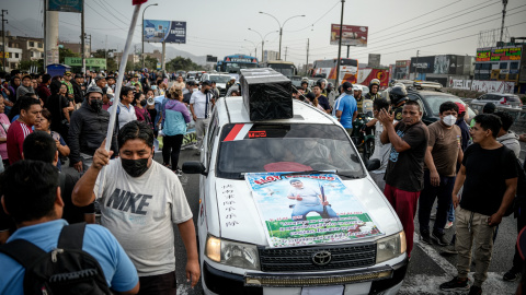 Personas participan en una manifestación de transportistas este jueves, en Lima (Perú). transportistas peruanos participan en un paro nacional debido a las constantes extorsiones y asesinatos que vienen presentando por mafias extranjeras.