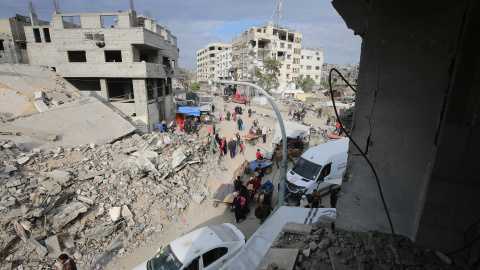 EuropaPress_6640783_11_april_2025_palestinian_territories_gaza_palestinians_carry_their Palestinos cargan sus pertenencias y abandonan el barrio de Shujaiyye, después de que el ejército israelí pidiera a los palestinos residentes en zonas al este de la ciudad de Gaza que evacuaran sus hogares inmediatamente, el 11 de abril de 2025.
