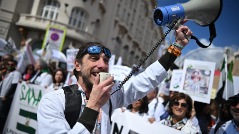 Manifestación de los médicos para reclamar mejoras laborales en Madrid el 5 de abril de 2025. Manifestación de los médicos para reclamar mejoras laborales en Madrid el 5 de abril de 2025.