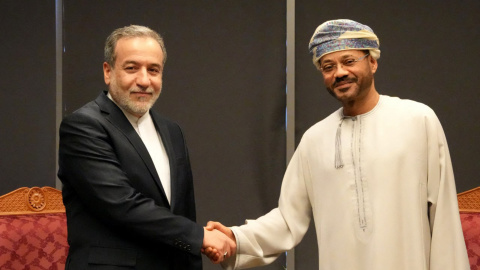 AFP__20250412__424439E__v1__HighRes__OmanIranUsConflictDiplomacy Imagen del ministro de Asuntos Exteriores iraní, Abbas Araghchi (izq.), reunido con el ministro de Asuntos Exteriores de Omán, Sayyid Badr al-Busaidi, en Mascate este sábado 12 de abril de 2025.