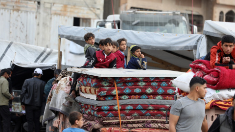 EuropaPress_6640781_11_april_2025_palestinian_territories_gaza_palestinians_carry_their Un grupo de palestinos cargan sus pertenencias y abandonan el barrio de Shujaiyye, en Gaza, a 11 de abril de 2025.