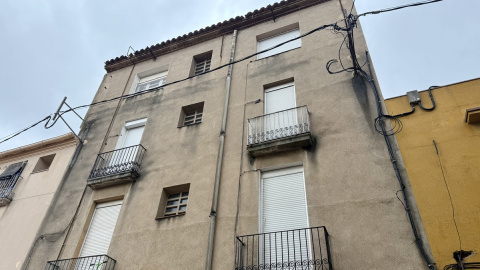 Façana del bloc afectat al carrer Justícia de Rubí.