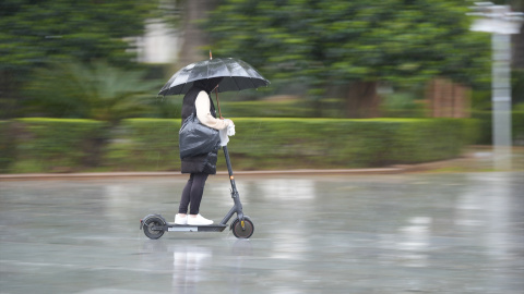 Una persona se protege de la lluvia con un paraguar el 3 de marzo de 2025 en Sevilla. Una persona se protege de la lluvia con un paraguar el 3 de marzo de 2025 en Sevilla.