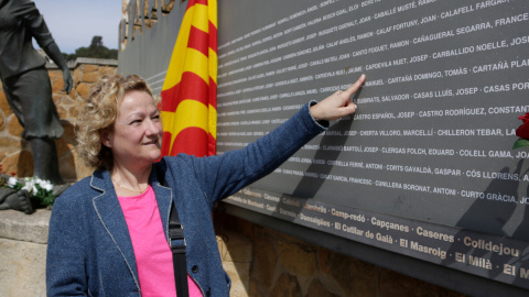 La Rosa Maria Mercadé, néta de Josep Capdevila Nuet, assenyala el nom del seu avi afusellat durant la guerra civil espanyola a Tarragona.