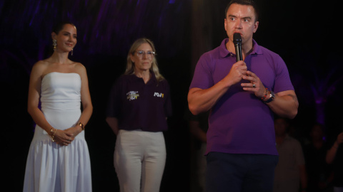 El presidente de Ecuador y candidato a la reelección, Daniel Noboa (d), habla junto a su esposa Lavinia Valbonesi (i) y su madre Annabella Azín Arce luego de conocer los resultados electorales este domingo, en Olón (Ecuador). EFE/ Carlos Durán Araújo El presidente de Ecuador y candidato a la reelección, Daniel Noboa (d), habla junto a su esposa Lavinia Valbonesi (i) y su madre Annabella Azín Arce luego de conocer los resultados electorales este domingo, en Olón (Ecuador). EFE/ Carlos Durán Araújo