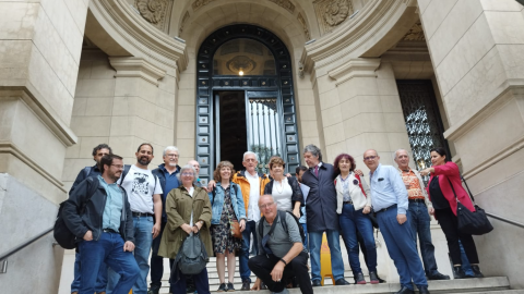 Varios de los querellantes, profesionales y equipo jurídico de CEAQUA a las puertas del Juzgado Federal núm. 1 de Buenos Aires, en marzo de 2024.