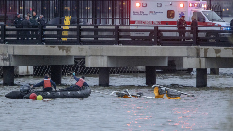 Imagen de las labores de rescate tras el accidente del helicóptero en el río Hudson, el pasado 10 de abril de 2025. Imagen de las labores de rescate tras el accidente del helicóptero en el río Hudson, el pasado 10 de abril de 2025.