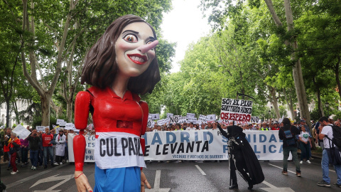 Decenas de personas durante una manifestación para defender la sanidad pública, a 19 de mayo de 2024, en Madrid (España).