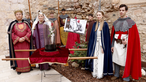 Els protagonistes de la Setmana Medieval amb la primera rosa que s'entregarà Els protagonistes de la Setmana Medieval amb la primera rosa que s'entregarà