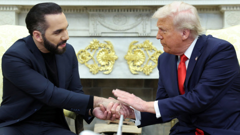 El presidente de Estados Unidos, Donald Trump, estrecha la mano del presidente de El Salvador, Nayib Bukele, en el Despacho Oval de la Casa Blanca en Washington, Estados Unidos, 14 de abril de 2025.