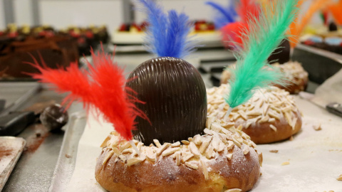 Una mona amb ou de xocolata Una mona amb ou de xocolata