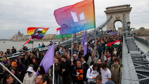 Grupos de manifestantes protestan contra la votación para prohibir la marcha del Orgullo LGTBIQ+ en el parlamento húngaro.
