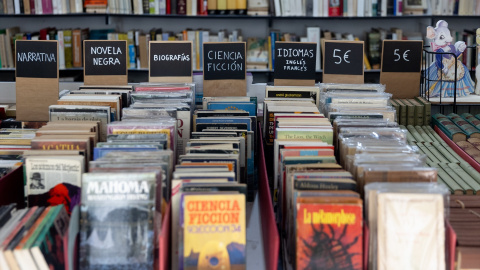 EuropaPress_5934348_puesto_46_edicion_feria_libro_antiguo_ocasion_mayo_2024_madrid_espana_paseo Un puesto durante la 46 edición de la Feria del Libro de Madrid.